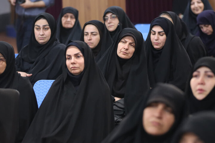 تصاویر/ دیدار جمعی از مادران و همسران شهدا با نماینده ولی‌فقیه مازندران به‌مناسبت هفته دفاع مقدس