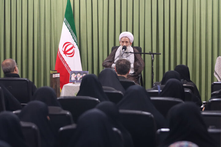 تصاویر/ دیدار جمعی از مادران و همسران شهدا با نماینده ولی‌فقیه مازندران به‌مناسبت هفته دفاع مقدس