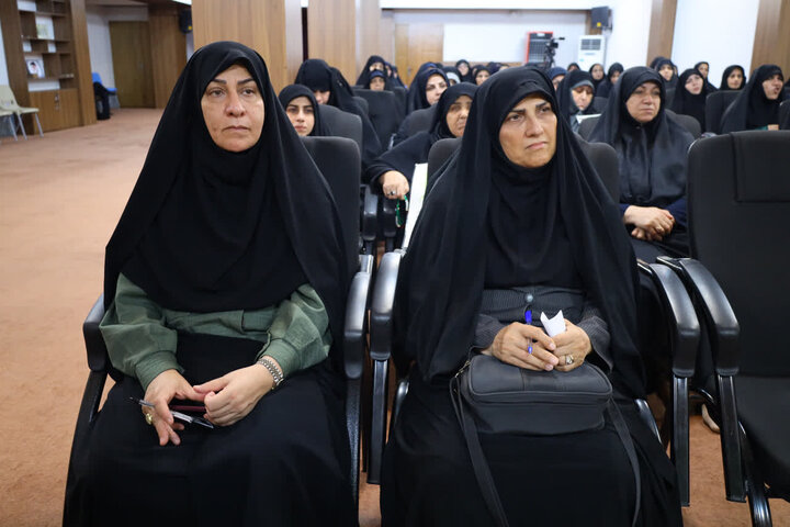 تصاویر/ دیدار جمعی از مادران و همسران شهدا با نماینده ولی‌فقیه مازندران به‌مناسبت هفته دفاع مقدس