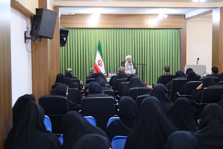 تصاویر/ دیدار جمعی از مادران و همسران شهدا با نماینده ولی‌فقیه مازندران به‌مناسبت هفته دفاع مقدس