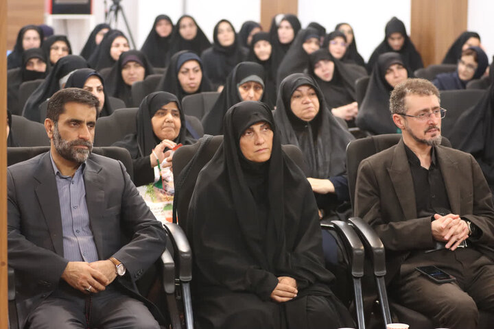 تصاویر/ دیدار جمعی از مادران و همسران شهدا با نماینده ولی‌فقیه مازندران به‌مناسبت هفته دفاع مقدس