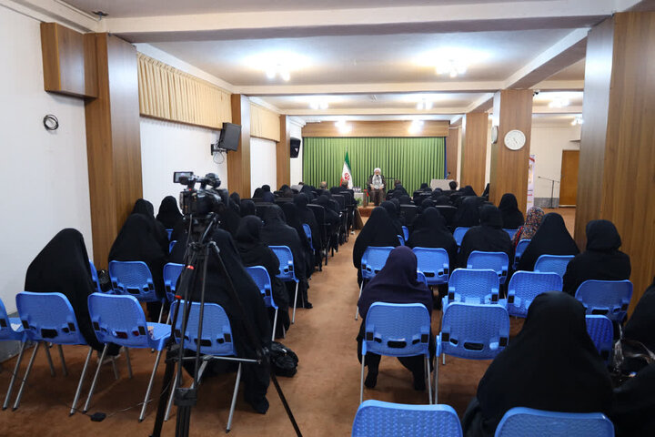 تصاویر/ دیدار جمعی از مادران و همسران شهدا با نماینده ولی‌فقیه مازندران به‌مناسبت هفته دفاع مقدس