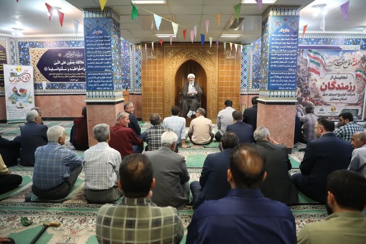 تصاویر/ مراسم تجلیل از رزمندگان پیشکسوت شرکت توزیع برق استان با حضور نماینده ولی‌فقیه در استان سمنان