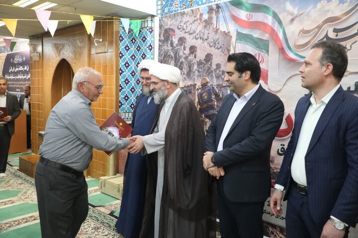 تصاویر/ مراسم تجلیل از رزمندگان پیشکسوت شرکت توزیع برق استان با حضور نماینده ولی‌فقیه در استان سمنان