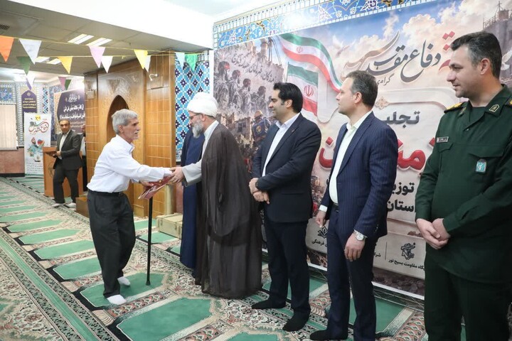 تصاویر/ مراسم تجلیل از رزمندگان پیشکسوت شرکت توزیع برق استان با حضور نماینده ولی‌فقیه در استان سمنان
