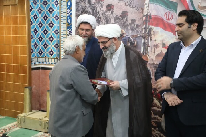 تصاویر/ مراسم تجلیل از رزمندگان پیشکسوت شرکت توزیع برق استان با حضور نماینده ولی‌فقیه در استان سمنان