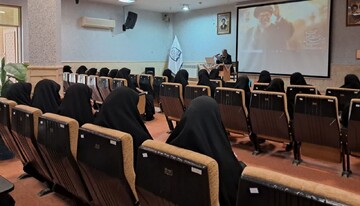 تبیین ابعاد دفاع مقدس و جنگ نرم در جمع طلاب و اساتید اردکان
