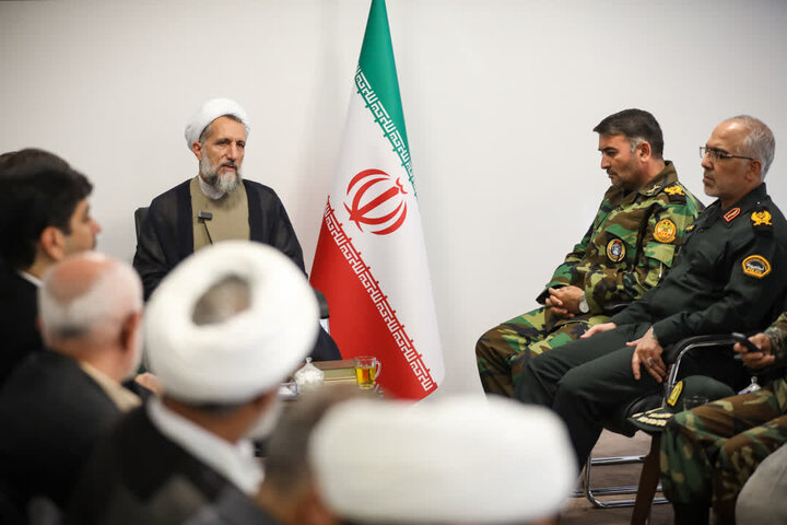 تصاویر / دیدار جمعی از فرمانده هان نظامی وانتظامی با امام جمعه قزوین