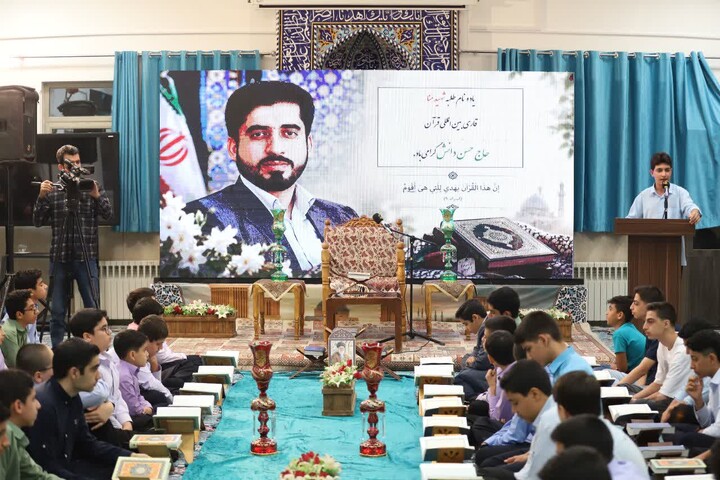 تصاویر/ برگزاری محفل انس با قرآن کریم با حضور نخبگان قرآنی در یزد