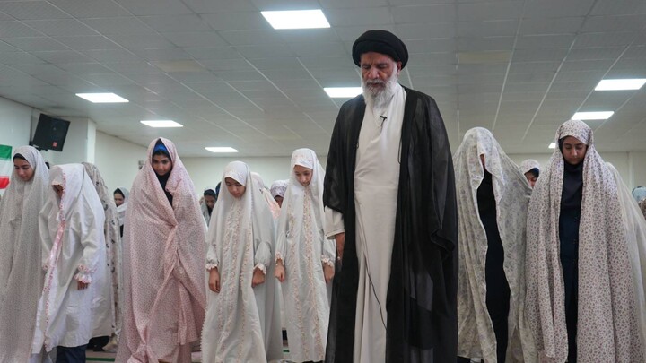 حضور صمیمی امام جمعه اهواز در جمع دانش آموزان دبیرستانی