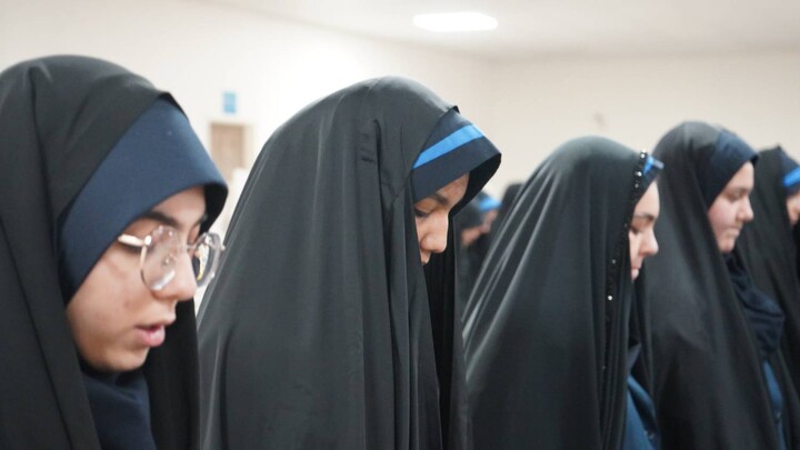 حضور صمیمی امام جمعه اهواز در جمع دانش آموزان دبیرستانی