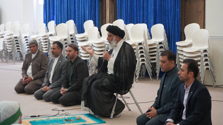 حضور صمیمی امام جمعه اهواز در جمع دانش آموزان دبیرستانی