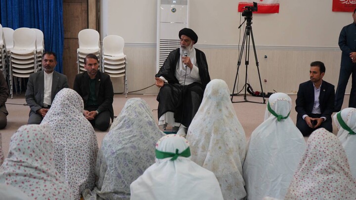 حضور صمیمی امام جمعه اهواز در جمع دانش آموزان دبیرستانی