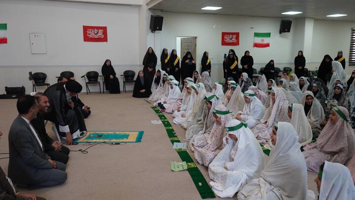 حضور صمیمی امام جمعه اهواز در جمع دانش آموزان دبیرستانی