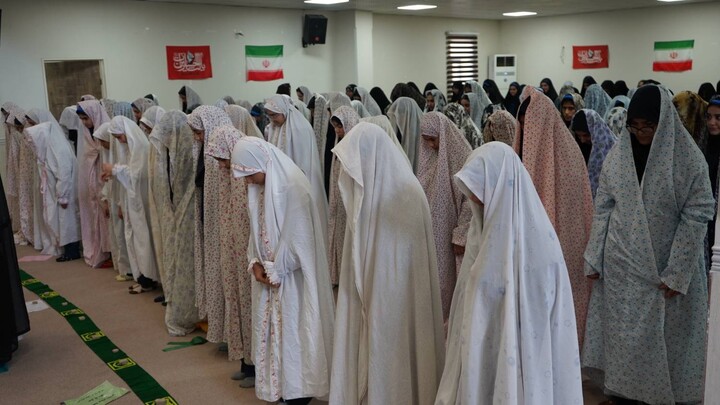 حضور صمیمی امام جمعه اهواز در جمع دانش آموزان دبیرستانی