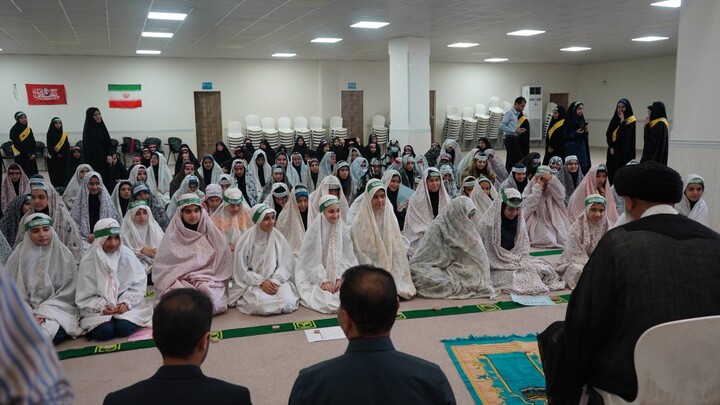 حضور صمیمی امام جمعه اهواز در جمع دانش آموزان دبیرستانی