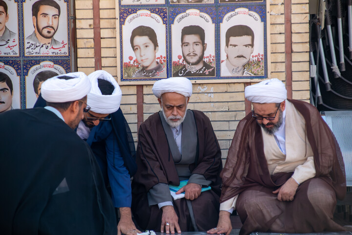 تصاویر/ تجدید میثاق مسئولین حوزه علمیه استان کرمان با آرمان های شهدا به مناسبت هفته دفاع مقدس