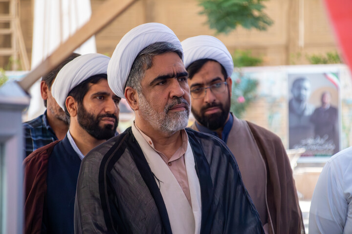 تصاویر/ تجدید میثاق مسئولین حوزه علمیه استان کرمان با آرمان های شهدا به مناسبت هفته دفاع مقدس