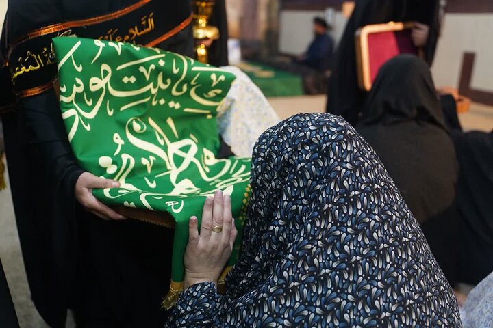 توسل مددجویان و زندانیان قم به پرچم کریمه اهل بیت(س)