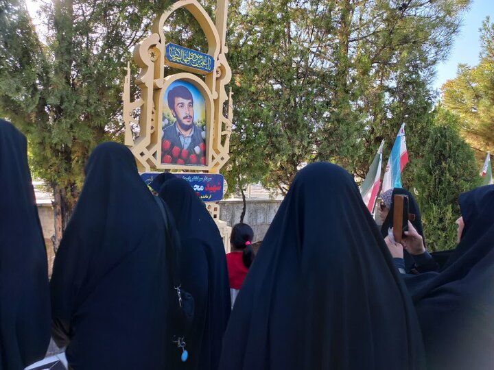 تصاویر/ تجدید میثاق طلاب مدرسه علمیه حضرت رقیه(س) برازجان با شهدای دفاع مقدس در مشهد مقدس