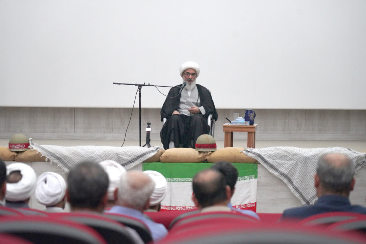 امام جمعه باید محور وحدت، مردم‌داری و خدمت به مردم باشد