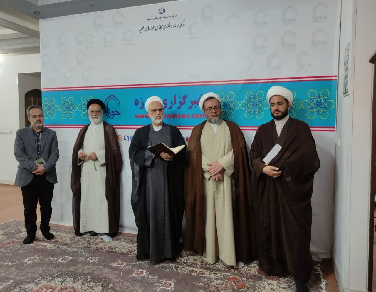 المدعي الخاص لرجال الدين في قم يزور وكالة أنباء الحوزة + صور