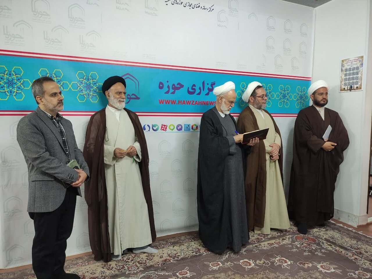 المدعي الخاص لرجال الدين في قم يزور وكالة أنباء الحوزة + صور