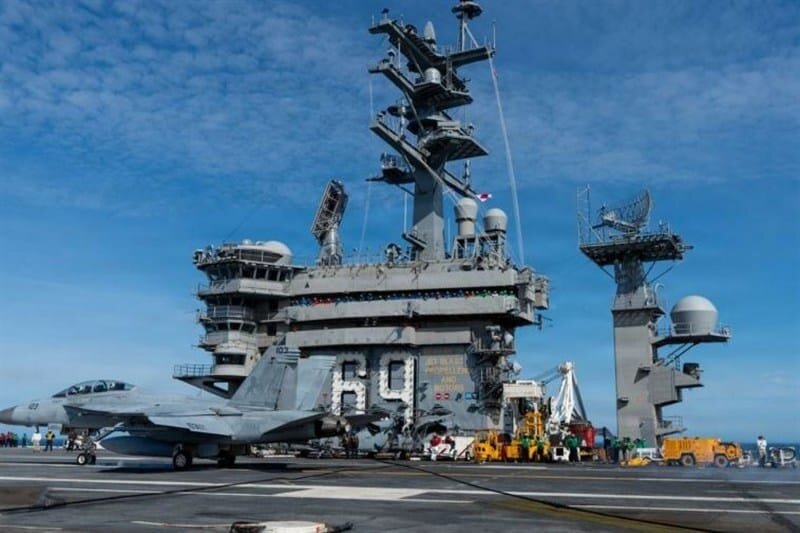 अमेरिकी विमानवाहक पोत आइज़नहावर पर विमान दुर्घटना में 4 लोग घायल