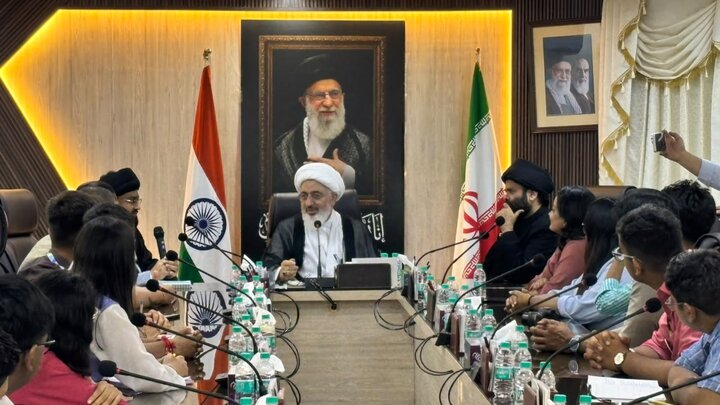 نئی دہلی؛ امیکس انٹرنیشنل اسکول کے طلبہ و اساتذہ کی نمائندۂ ولی فقیہ ہند سے ملاقات
