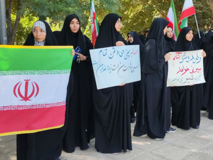 تصاویر/ اهتزاز پرچم ایران به همت دانشگاهیان میدان دار یزد
