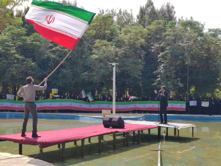 تصاویر/ اهتزاز پرچم ایران به همت دانشگاهیان میدان دار یزد