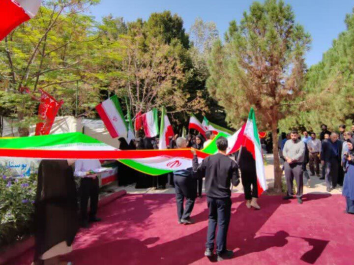 تصاویر/ اهتزاز پرچم ایران به همت دانشگاهیان میدان دار یزد