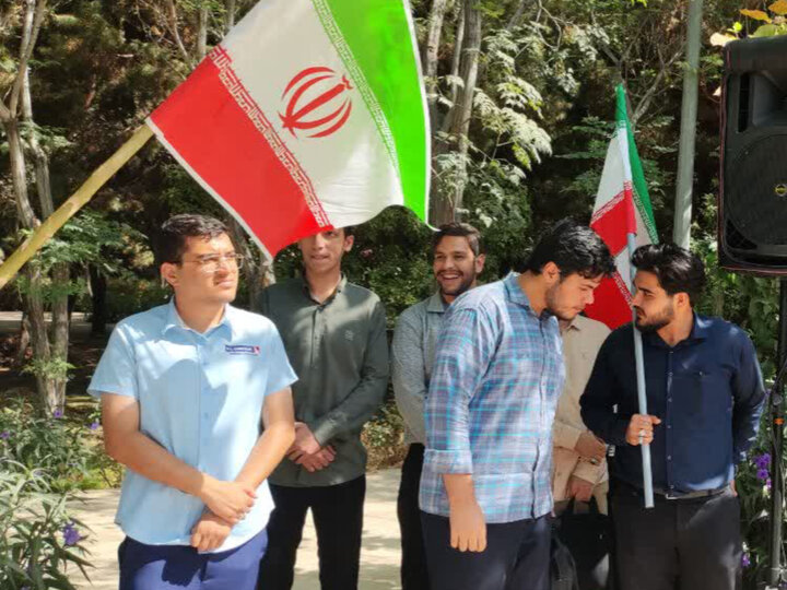 تصاویر/ اهتزاز پرچم ایران به همت دانشگاهیان میدان دار یزد