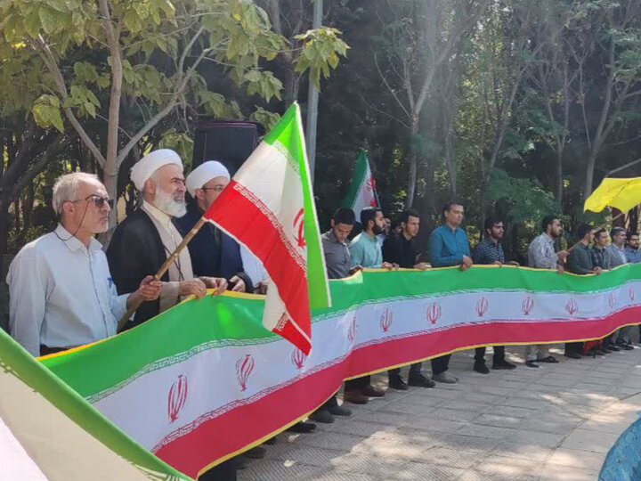 تصاویر/ اهتزاز پرچم ایران به همت دانشگاهیان میدان دار یزد