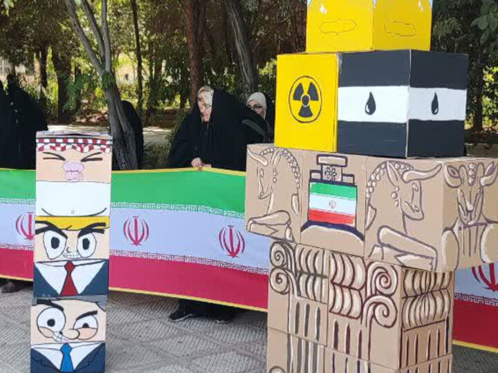 تصاویر/ اهتزاز پرچم ایران به همت دانشگاهیان میدان دار یزد