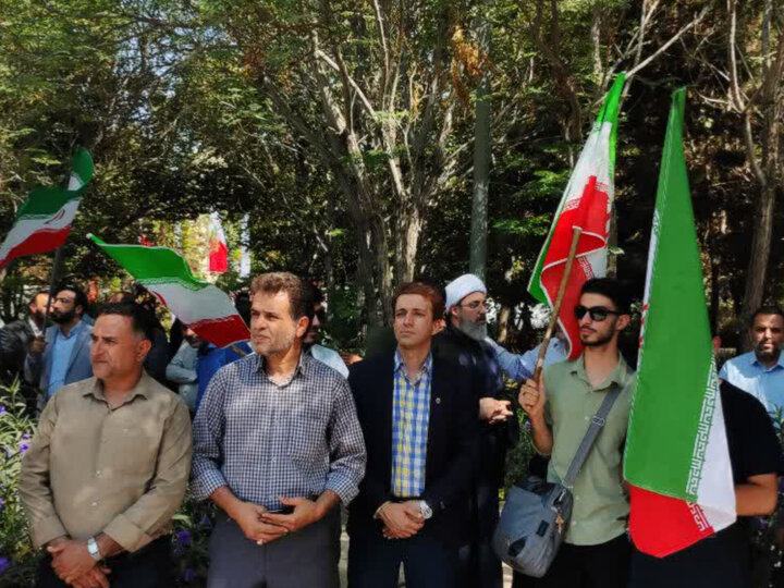 تصاویر/ اهتزاز پرچم ایران به همت دانشگاهیان میدان دار یزد