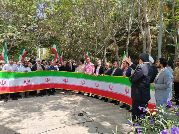 تصاویر/ اهتزاز پرچم ایران به همت دانشگاهیان میدان دار یزد
