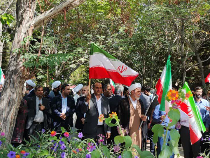 تصاویر/ اهتزاز پرچم ایران به همت دانشگاهیان میدان دار یزد