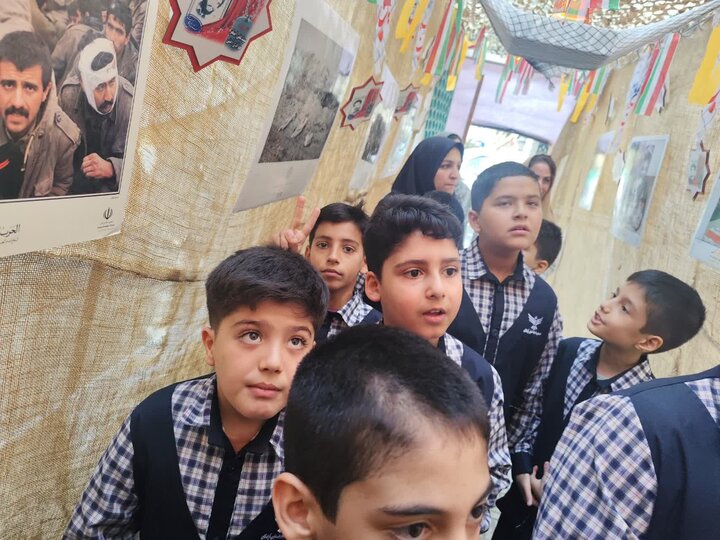 تصاویر/ همزمان با هفته دفاع مقدس حضور دانش آموزان  مدرسه آزادگان در مسجد فاطمیه