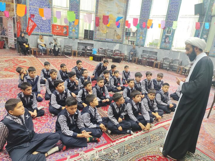 تصاویر/ همزمان با هفته دفاع مقدس حضور دانش آموزان  مدرسه آزادگان در مسجد فاطمیه