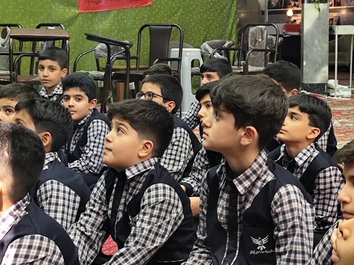 تصاویر/ همزمان با هفته دفاع مقدس حضور دانش آموزان  مدرسه آزادگان در مسجد فاطمیه