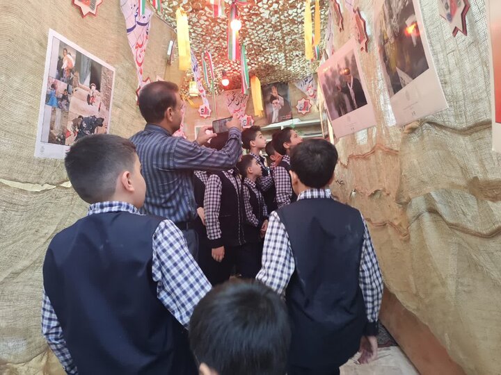 تصاویر/ همزمان با هفته دفاع مقدس حضور دانش آموزان  مدرسه آزادگان در مسجد فاطمیه