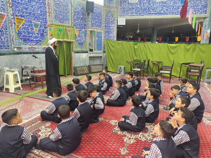 تصاویر/ همزمان با هفته دفاع مقدس حضور دانش آموزان  مدرسه آزادگان در مسجد فاطمیه