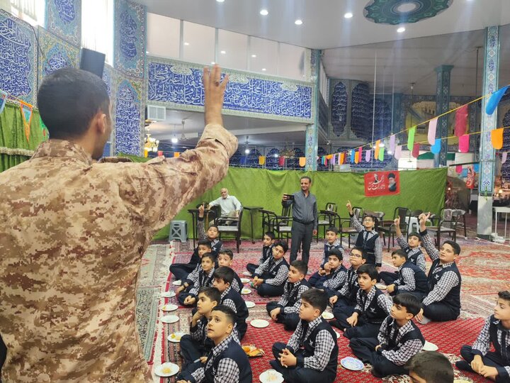 تصاویر/ همزمان با هفته دفاع مقدس حضور دانش آموزان  مدرسه آزادگان در مسجد فاطمیه