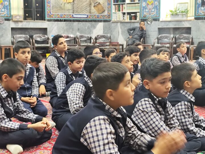 تصاویر/ همزمان با هفته دفاع مقدس حضور دانش آموزان  مدرسه آزادگان در مسجد فاطمیه