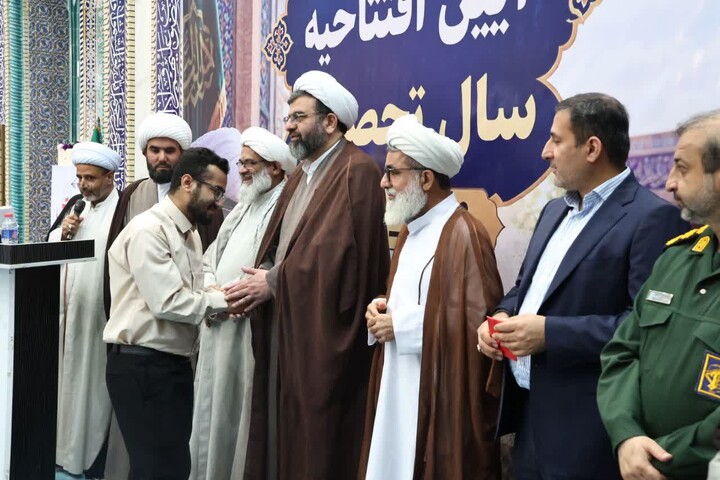 تصاویر/آیین افتتاحیه سال تحصیلی مدرسه علمیه امام خمینی (ره) شهرستان بندر امام خمینی برگزار شد