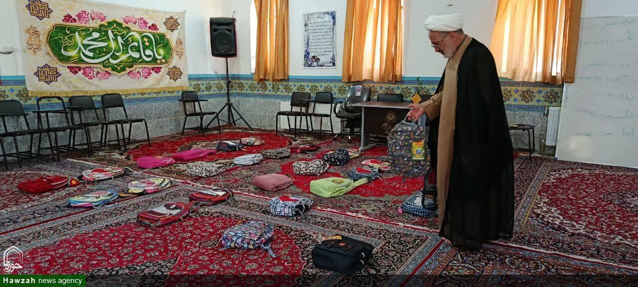 ۳۰ بسته لوازم‌التحریر میان دانش‌آموزان نیازمند دهاقان توزیع شد +تصاویر