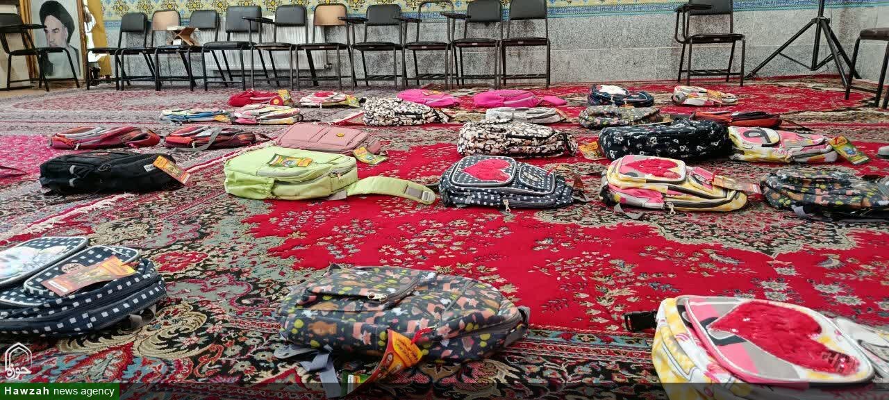 ۳۰ بسته لوازمالتحریر میان دانشآموزان نیازمند دهاقان توزیع شد +تصاویر