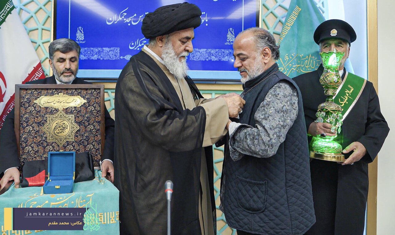 اعطای نشان خادمی افتخاری مسجد مقدس جمکران به کارگردان قمی