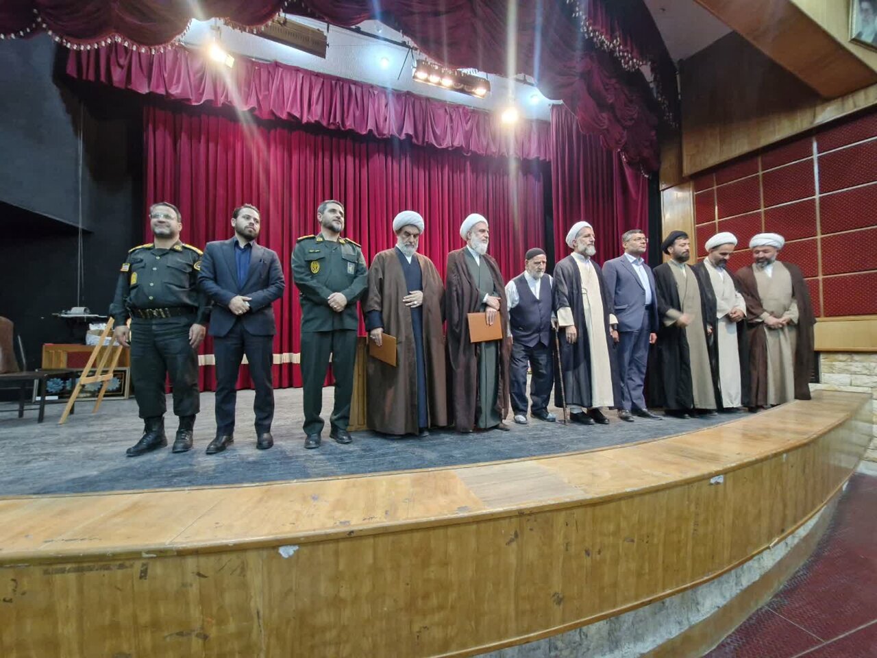 امام جمعه تکیهگاه معنوی و محل رجوع مردم در میانه سختیها هستند/جابهجایی ائمه جمعه، راهکاری برای پویایی بیشتر است